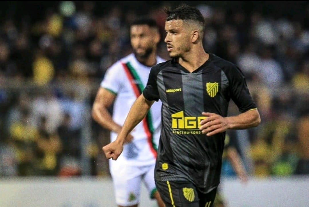 المغرب الفاسي يهزم الجيش الملكي بهدف قاتل ويصعد إلى المركز الثاني.
