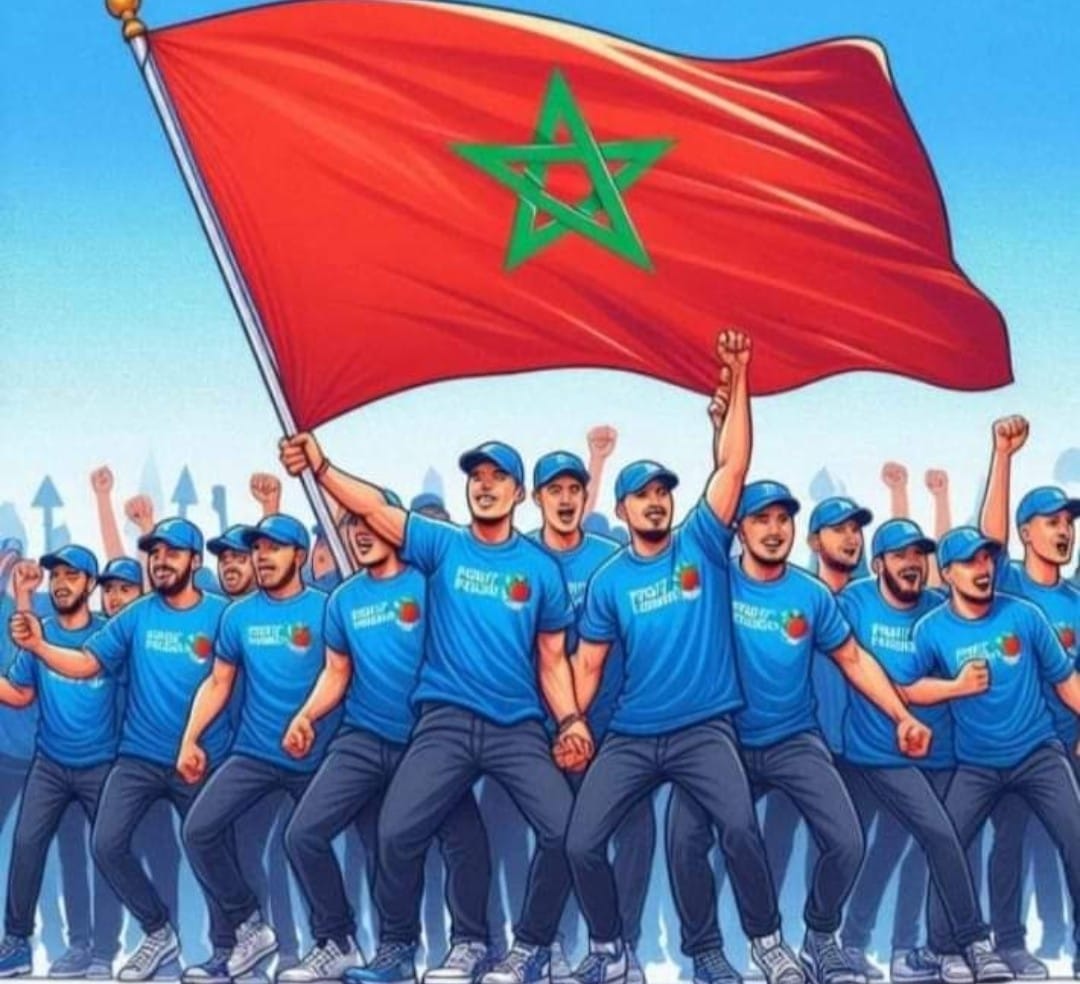 عمال شركة “نسيج عالمية” يعبرون عن احتجاجهم بشارات حمراء رفضًا لتغيير نظام العمل.