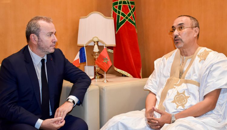 فرنسا تدعم التنمية السوسيواقتصادية في الأقاليم الجنوبية المغربية: زيارة تاريخية لسفير فرنسا تعزز التعاون الثنائي.