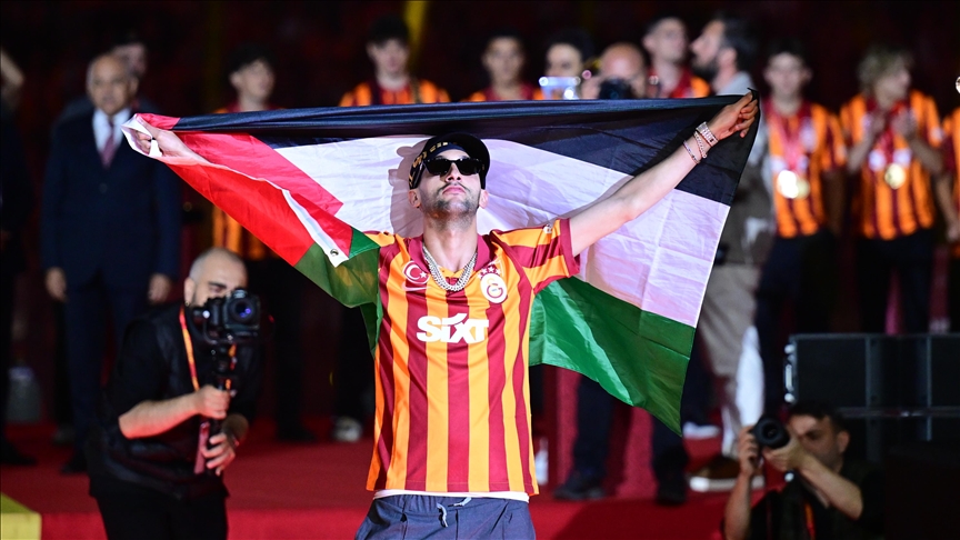 حكيم زياش يتعرض لهجوم إسرائيلي بعد تضامنه مع فلسطين واستنكار استفزازات مشجعي “مكابي تل أبيب.