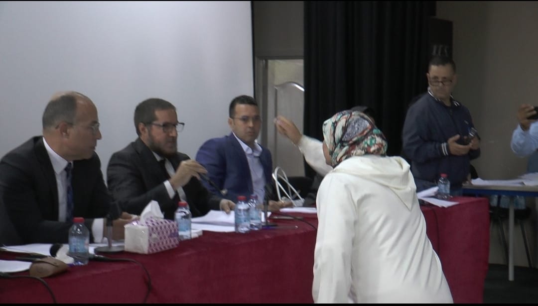 توتر داخل مجلس الصخيرات: مستشارة تفقد الوعي خلال الدورة والرئيس يربط الحادث بخلاف سابق… والمستشارة تردّ وتكشف معطيات مثيرة.