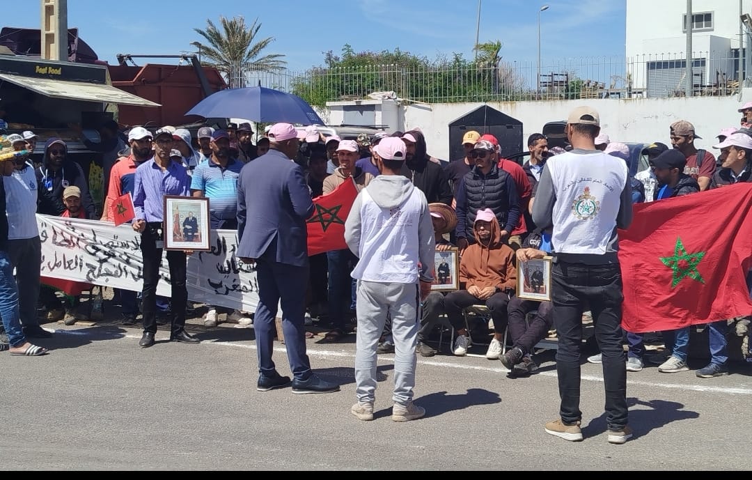 الصخيرات: عمال شركة “فروت أوف ذي لوم” في وقفة احتجاجية ضد الطرد التعسفي وتضييق الحريات النقابية.
