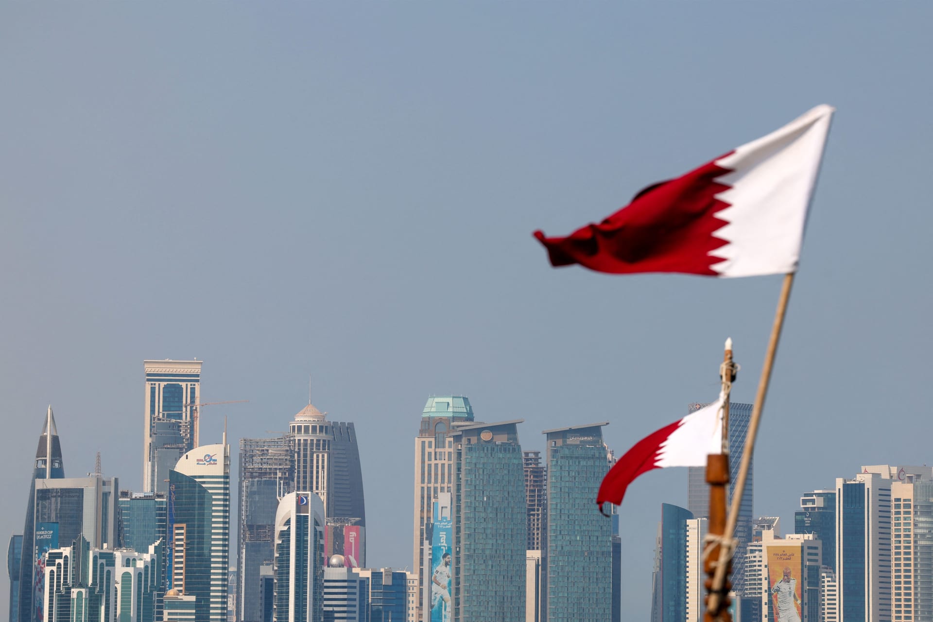 تصعيد خطير في الخليج: قطر تتوعد بالرد بعد الهجوم الإيراني على قاعدة العديد.