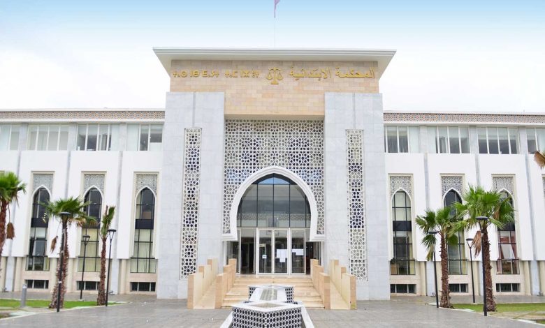 طنجة: رجل يتنكر في زيّ امرأة لتسجيل رضيع بمحكمة الأسرة ومحاولته تثير الشبهات.