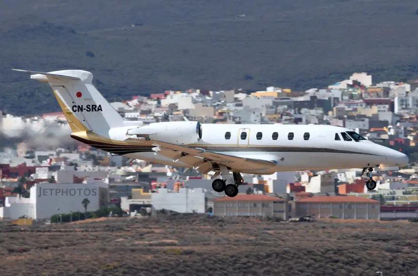 مطار محمد الخامس.. نجاة ركاب طائرة خاصة من كارثة جوية بعد فقدان إحدى عجلاتها.