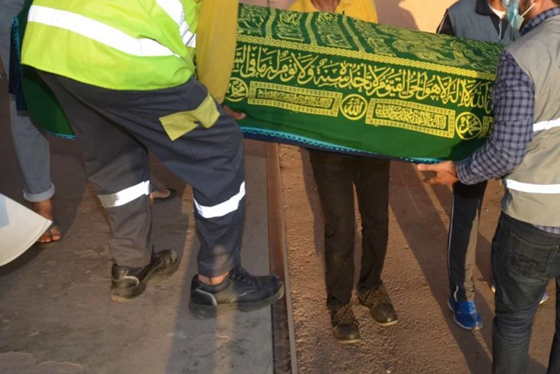 غضب في صفوف السائقين المهنيين بعد منع دخول جثمان مغربي من معبر الكركرات دون مبرر واضح.