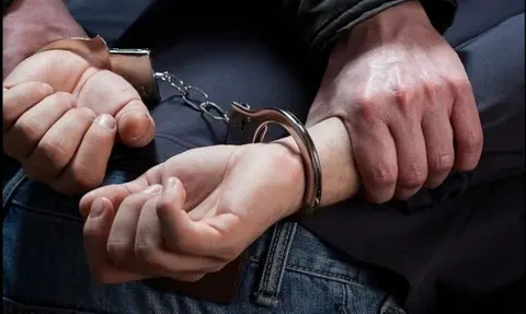 عناصر الشرطة القضائية بالناظور إثر كمين أمني محكم تمكنت من توقيف منتحل صفة مسؤول قضائي متورط في قضايا نصب واحتيال