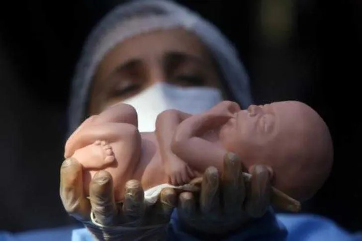 فضيحة جماعة المنزه.. أب وابنته متورطان بزنا المحارم وإنجاب ستة أطفال.
